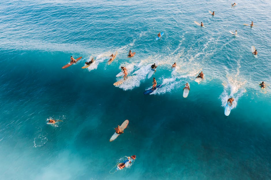Riding the Wave: How Pro Surfers Use CBD for Enhanced Recovery