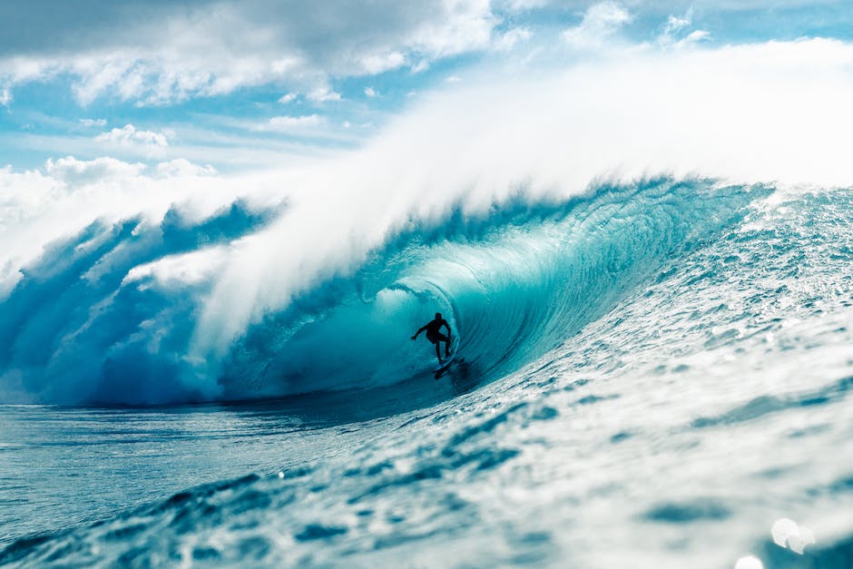 Riding the Wave: How Pro Surfers Use CBD for Enhanced Recovery